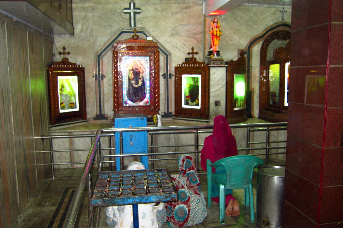 unofficial-shrines-in-bengaluru-india-serve-as-reminders-of-divine