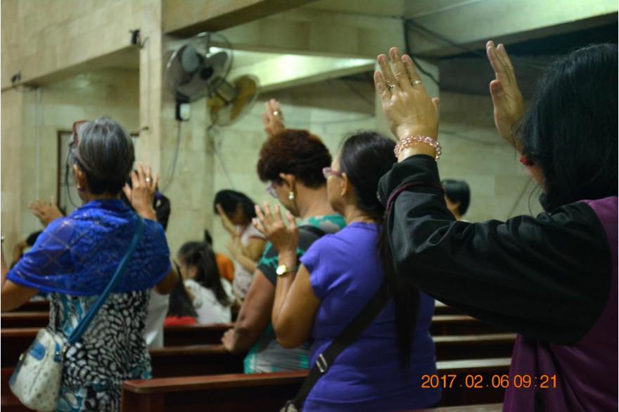 filipino family praying