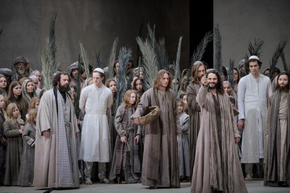 Jesus enters Jerusalem. Photo: Passion Play Oberammergau 2022/Arno Declair
