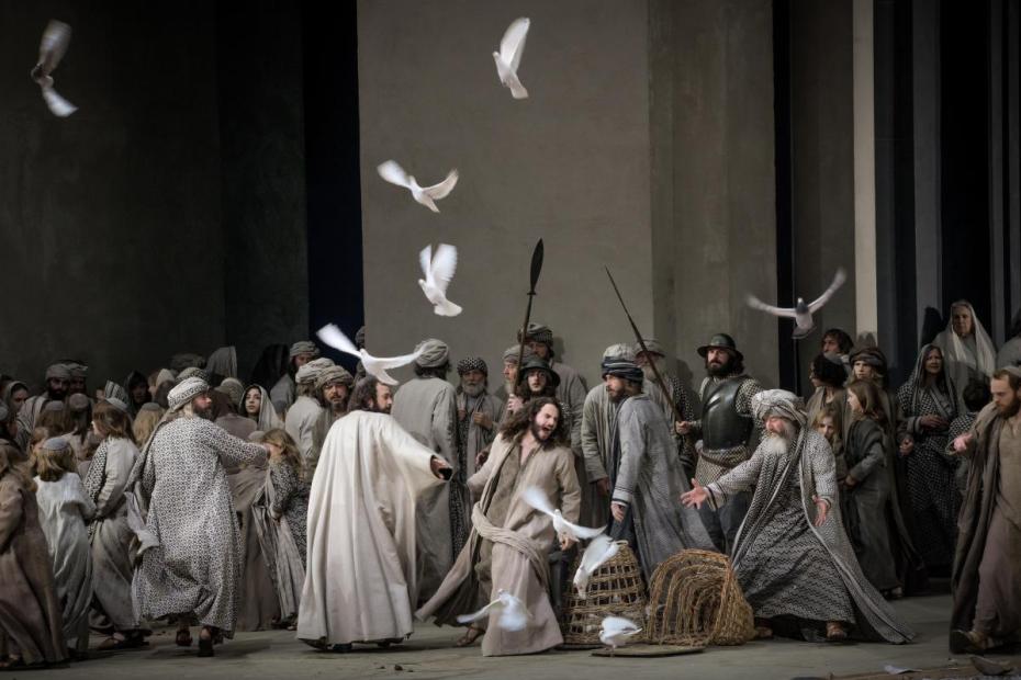 Jesus cleanses the temple. Photo: Passion Play Oberammergau 2022/Arno Declair
