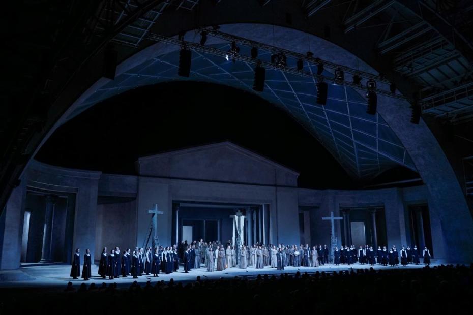 A wide view of the final scene in the Passion Play theater. Photo: Passion Play Oberammergau 2022/Arno Declair